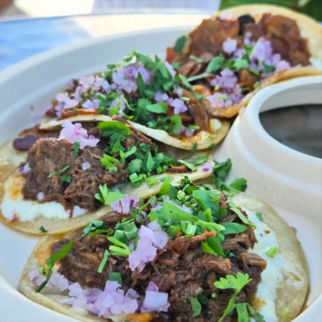 Birria Tacos mit Zwiebeln, Koriander und Consomé