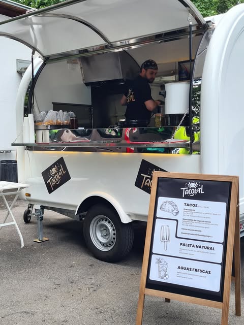 Der weisse Tacolotl Foodtruck mit geöffneter Ausgabeklappe